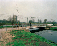 822461 Gezicht op het nieuwe fiets- en voetgangersbruggetje in het fietspad bij de Kögllaan in de wijk Voordorp te ...